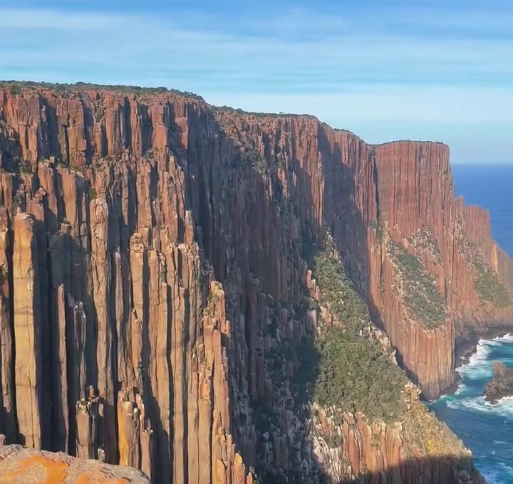 Dolerite cliffs and blue water on the Cape Raoul walk